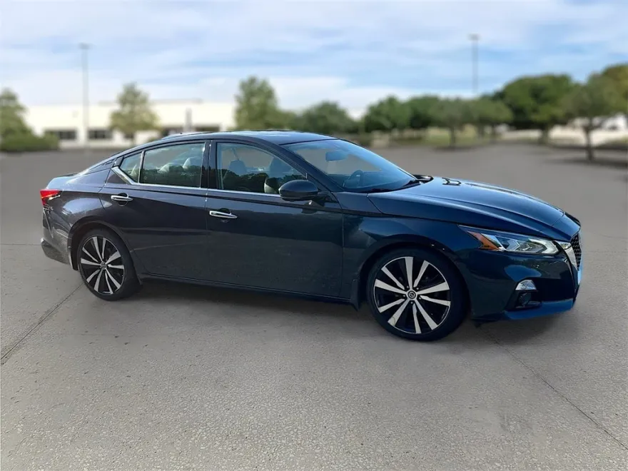 2020 Nissan Altima Platinum photo 1