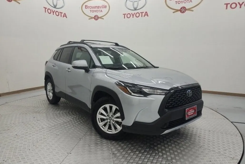 2024 Toyota Corolla Cross LE photo 1