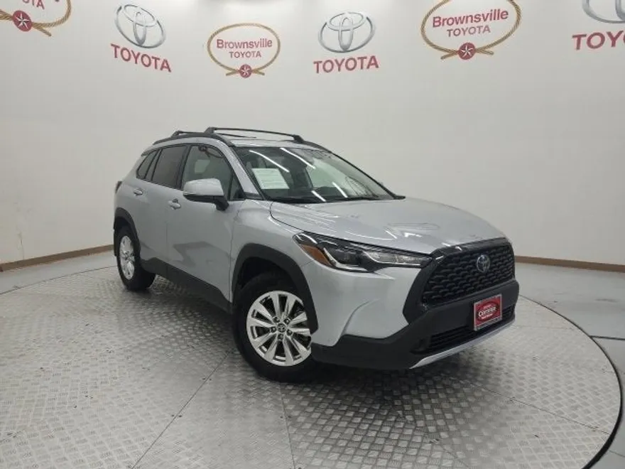 2024 Toyota Corolla Cross LE photo 1