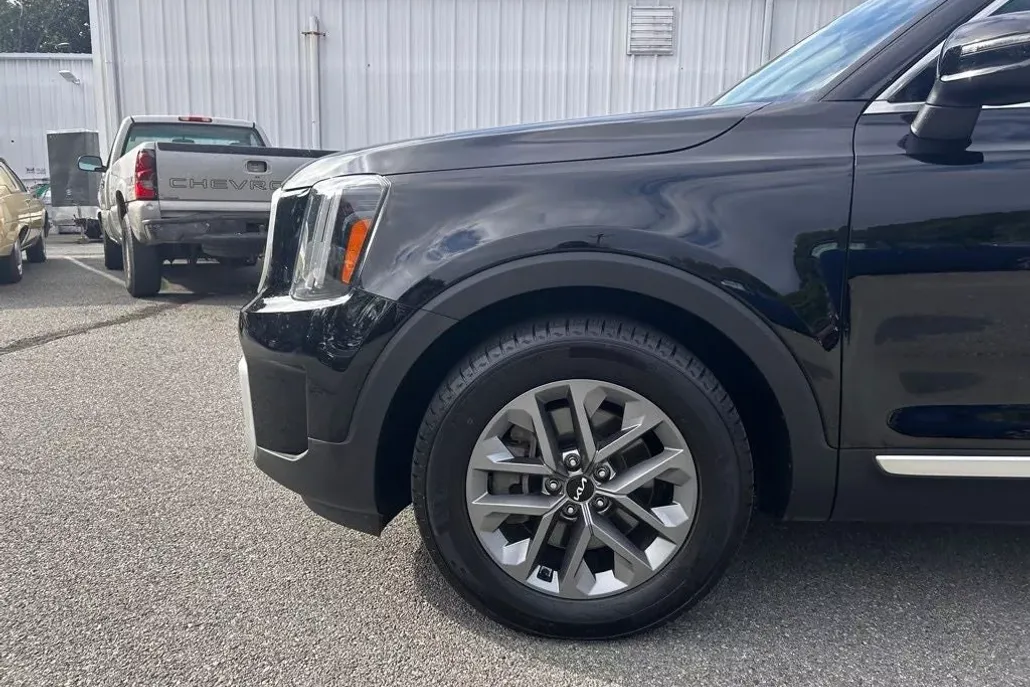 2023 Kia Telluride LX photo 1