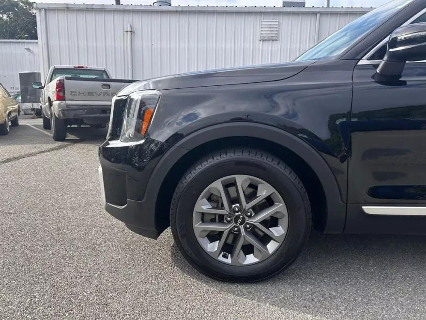 2023 Kia Telluride LX photo 1