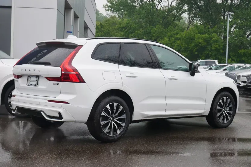 2025 Volvo XC60 B5 Core photo 1