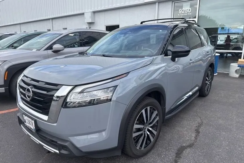 2023 Nissan Pathfinder Platinum photo 1