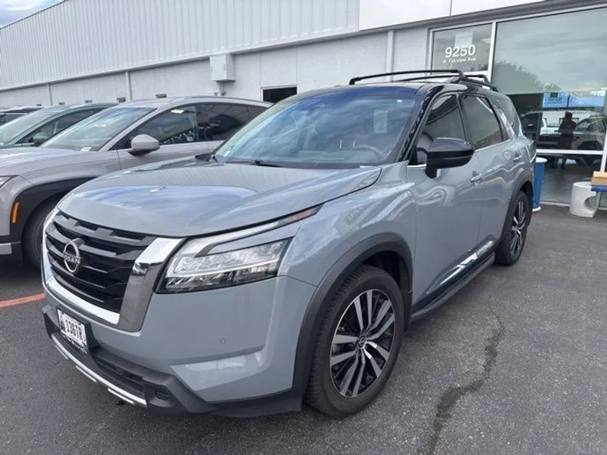 2023 Nissan Pathfinder Platinum photo 1