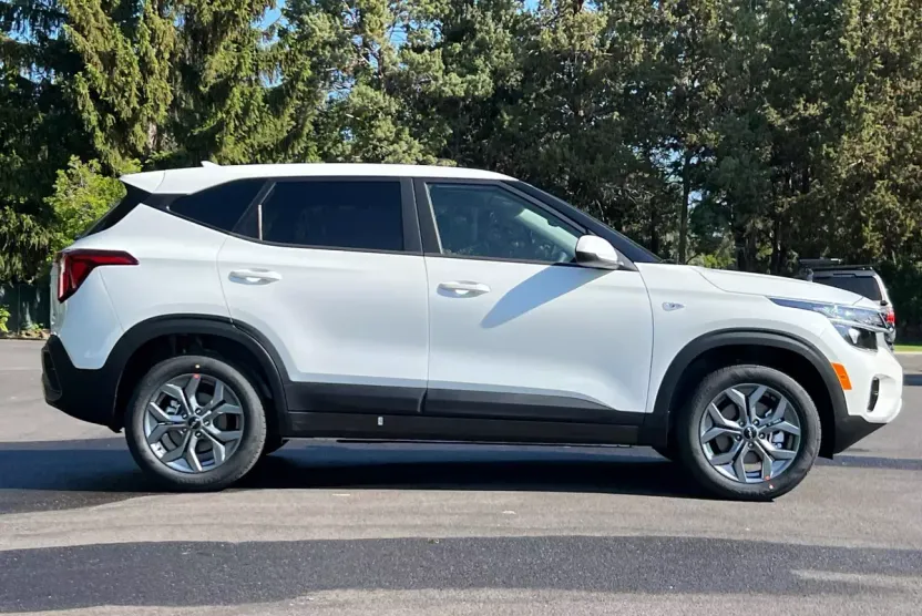 2025 Kia Seltos LX photo 1