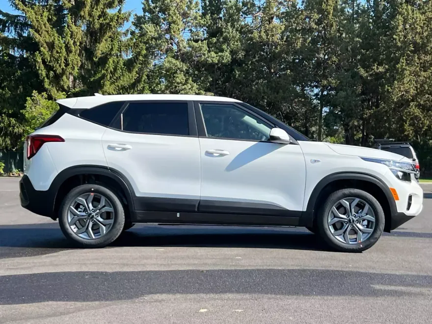 2025 Kia Seltos LX photo 1