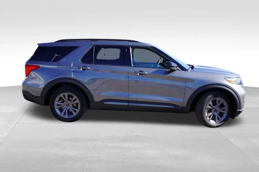 2023 Ford Explorer XLT photo 1
