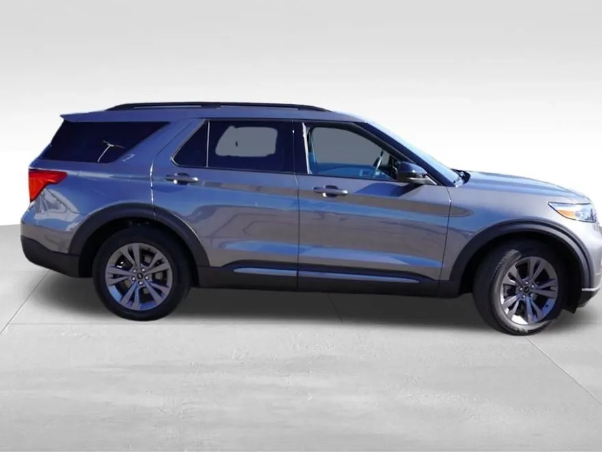2023 Ford Explorer XLT photo 1