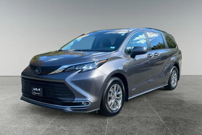 2021 Toyota Sienna XLE photo 1