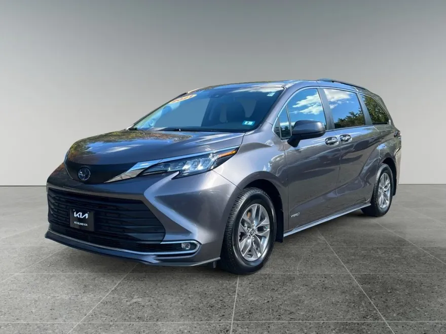 2021 Toyota Sienna XLE photo 1