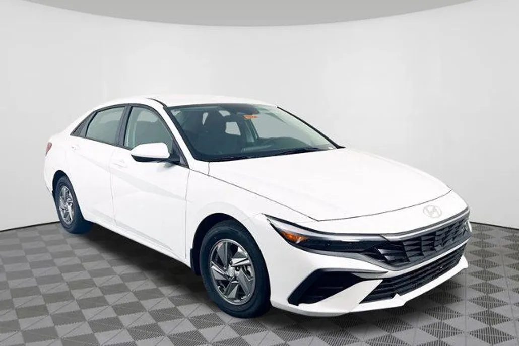 2025 Hyundai Elantra SE photo 1