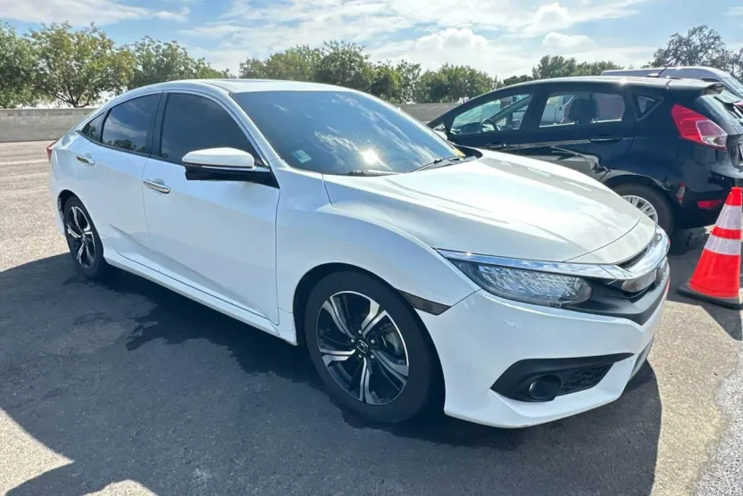 2018 Honda Civic Touring photo 1