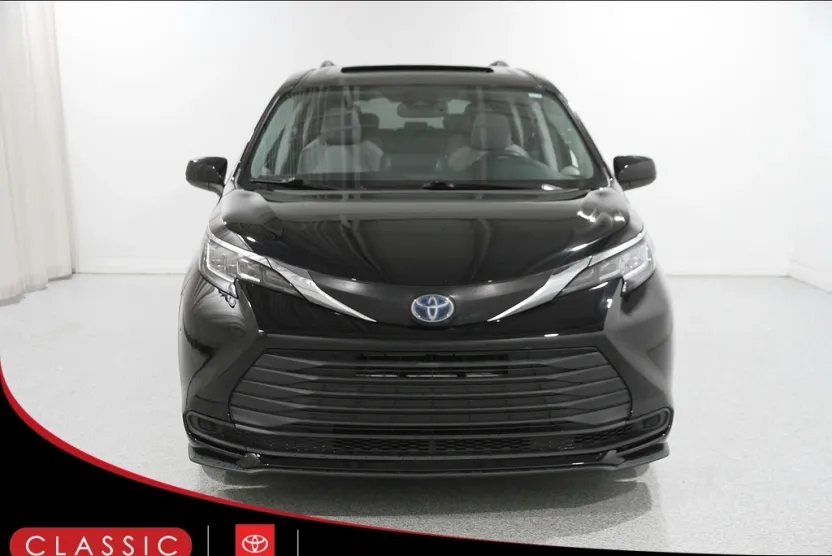 2021 Toyota Sienna LE photo 1