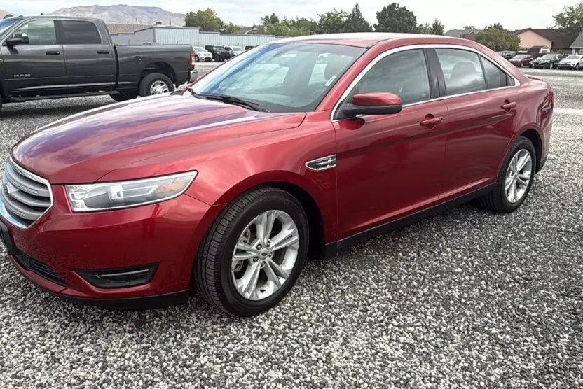 2017 Ford Taurus SEL photo 1