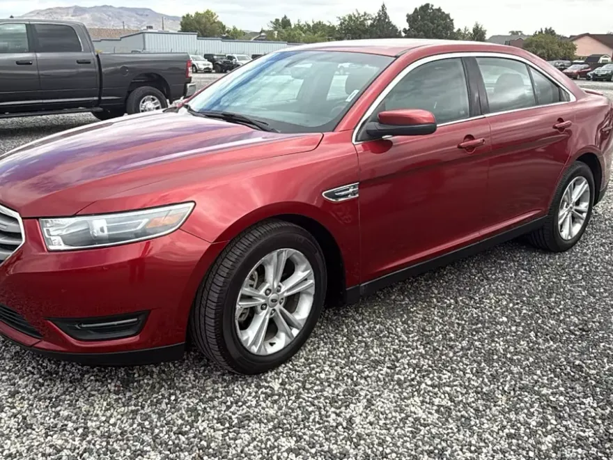 2017 Ford Taurus SEL photo 1