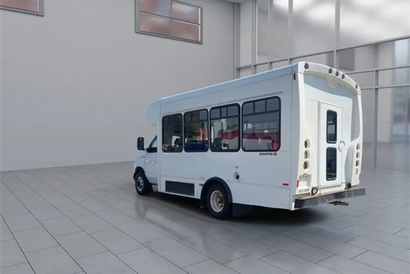 2006 Ford E-450 photo 1