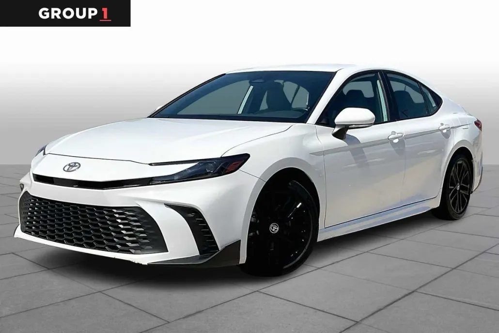 2025 Toyota Camry SE photo 1