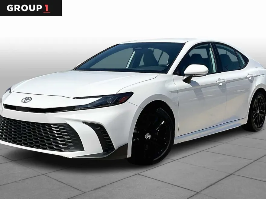 2025 Toyota Camry SE photo 1