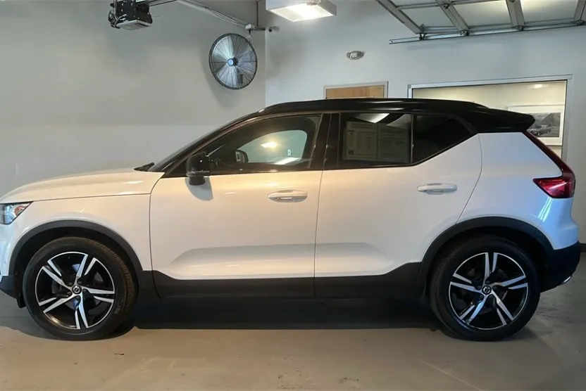 2019 Volvo XC40 R-Design photo 1