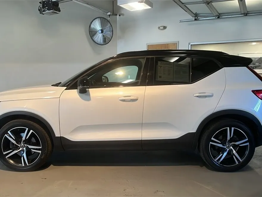 2019 Volvo XC40 R-Design photo 1