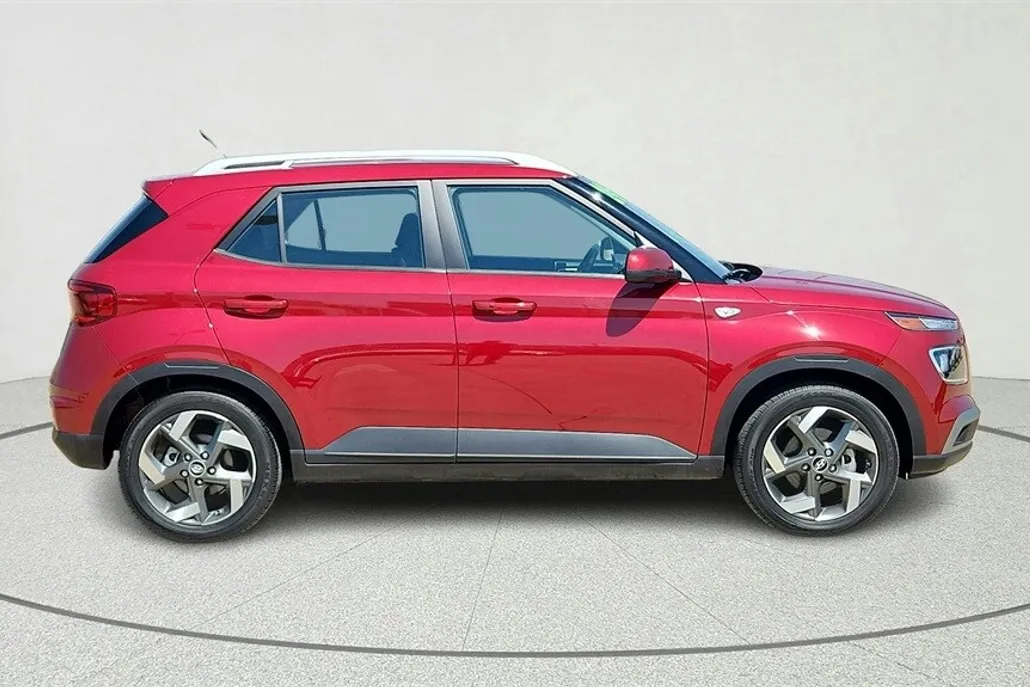 2024 Hyundai Venue SEL photo 1