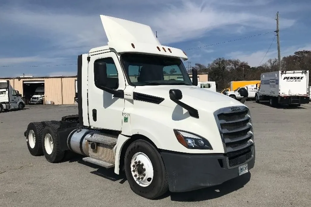 2018 Freightliner Cascadia 126" Day cab photo 1