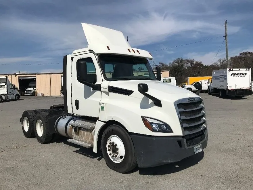 2018 Freightliner Cascadia 126" Day cab photo 1