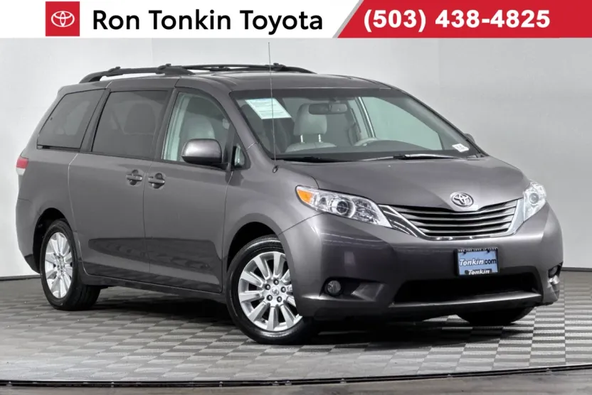 2013 Toyota Sienna XLE photo 1