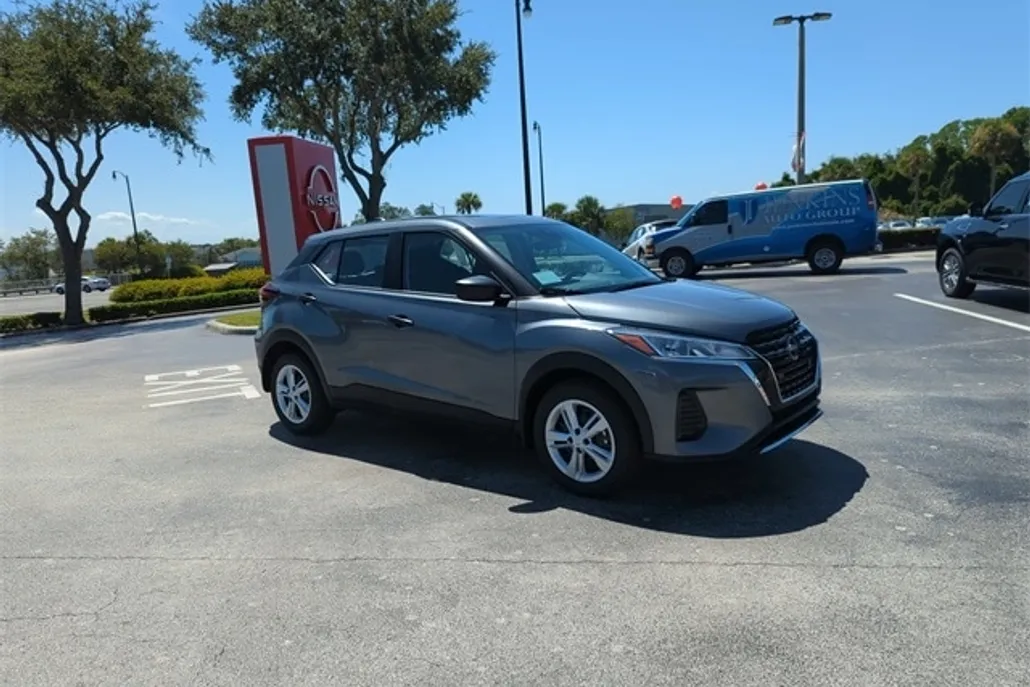 2025 Nissan Kicks Play S photo 1