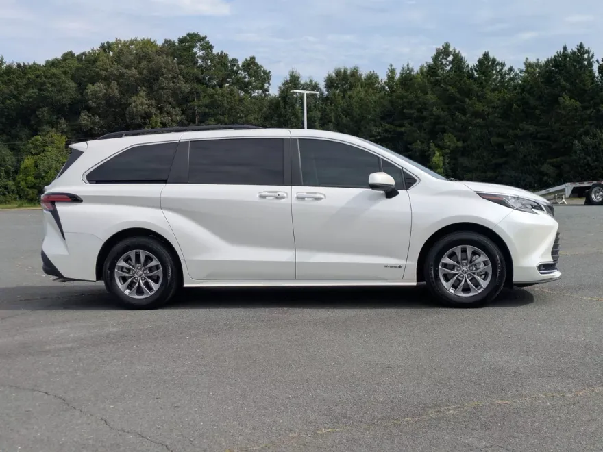 2021 Toyota Sienna XLE photo 1