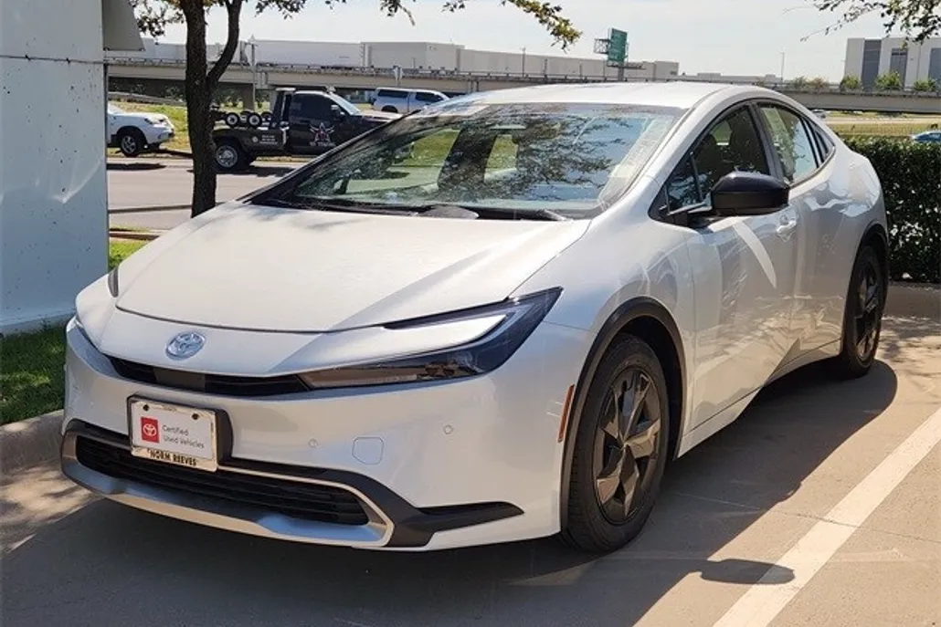 2025 Toyota Prius Plug-in Hybrid SE photo 1