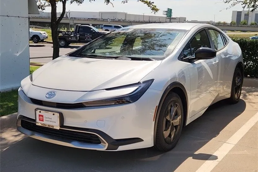 2025 Toyota Prius Plug-in Hybrid SE photo 1