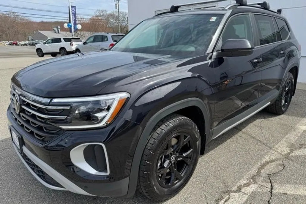 2025 Volkswagen Atlas Peak Edition SE photo 1