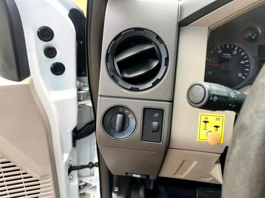 2009 Ford F-550 XLT photo 18