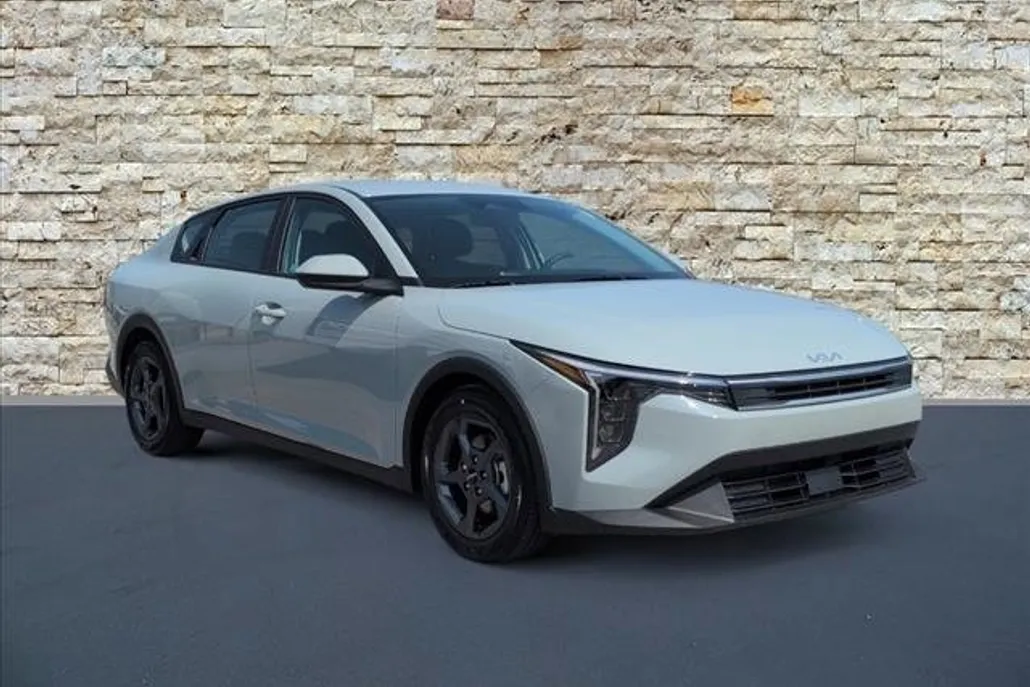 2025 Kia K4 LXS photo 1