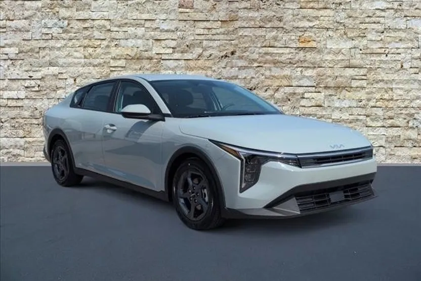 2025 Kia K4 LXS photo 1