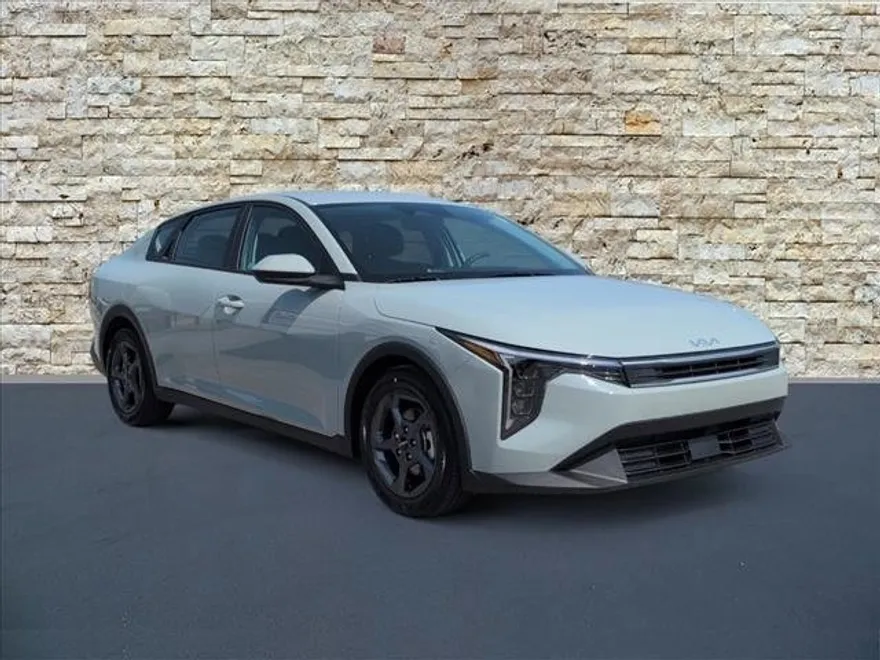 2025 Kia K4 LXS photo 1