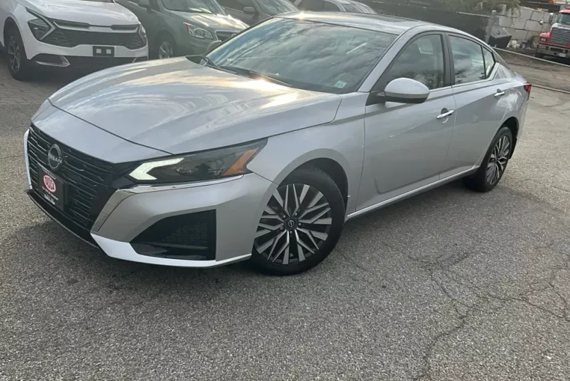 2023 Nissan Altima 2.5 SV photo 1