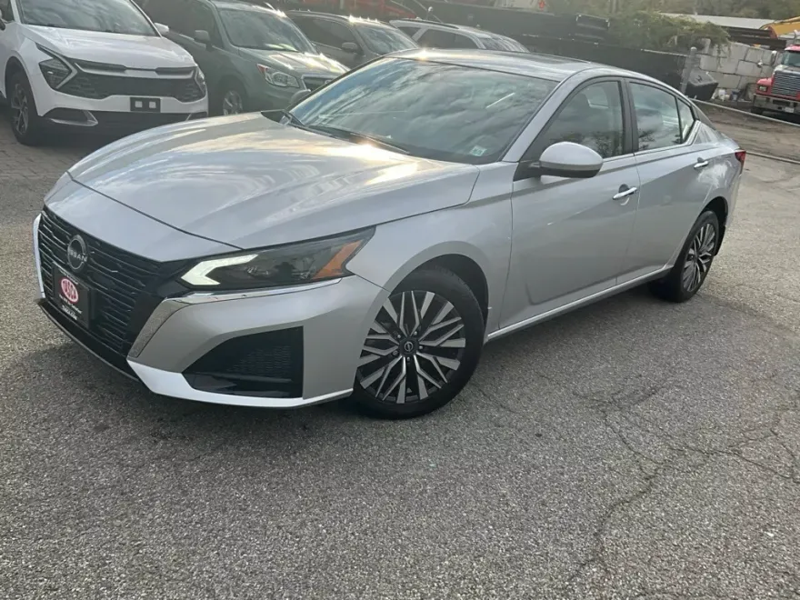 2023 Nissan Altima 2.5 SV photo 1