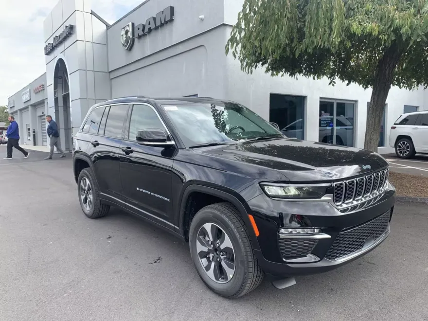 2024 Jeep Cherokee 4xe Sport photo 1