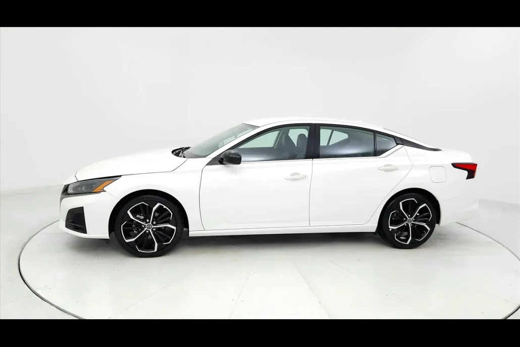 2024 Nissan Altima 2.5 SR photo 1