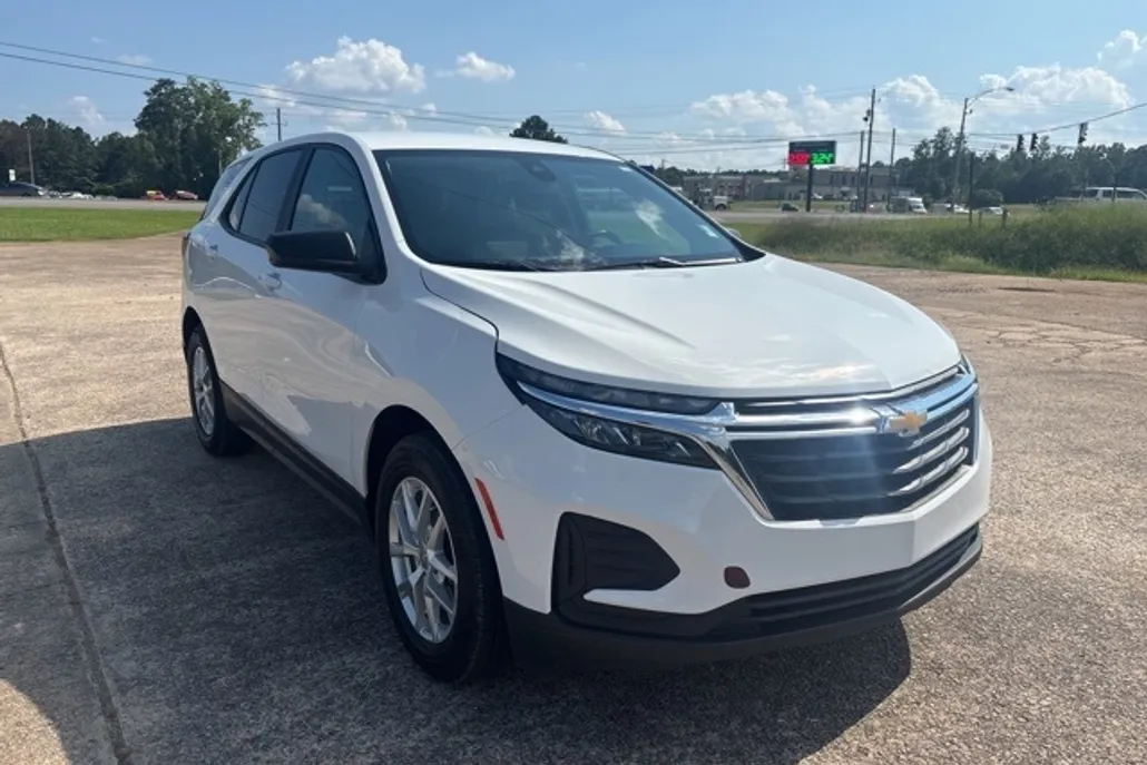 2022 Chevrolet Equinox LS photo 1