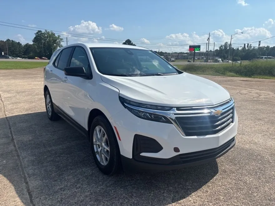 2022 Chevrolet Equinox LS photo 1