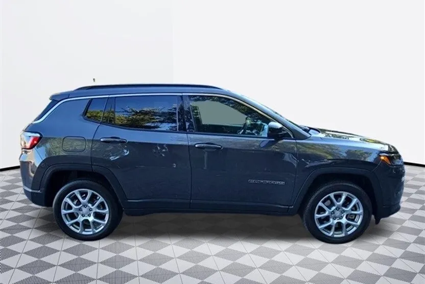 2024 Jeep Compass Latitude Lux photo 1