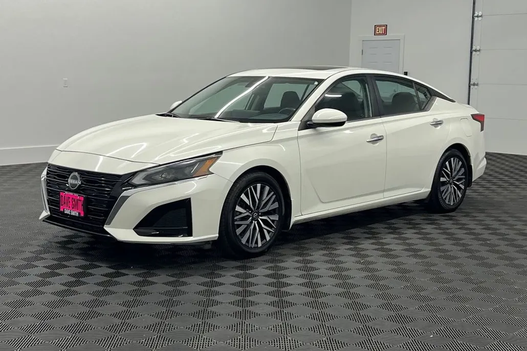 2023 Nissan Altima 2.5 SV photo 1