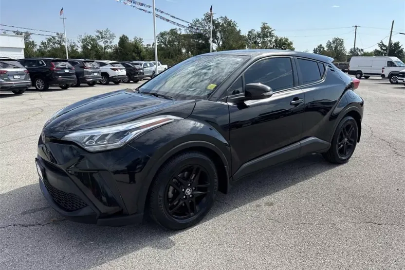2020 Toyota C-HR LE photo 1