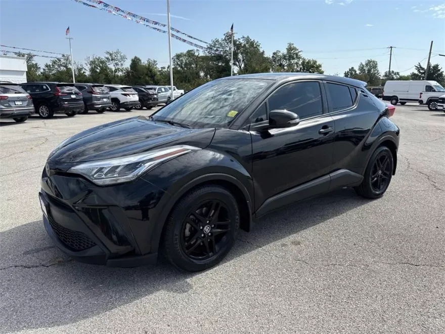 2020 Toyota C-HR LE photo 1