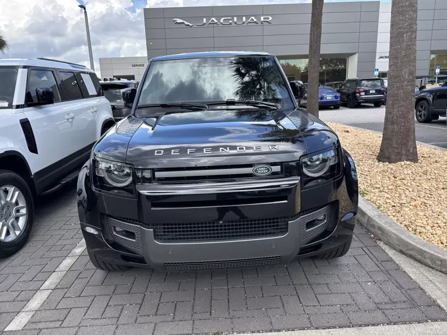 2024 Land Rover Defender 110 V8 photo 1