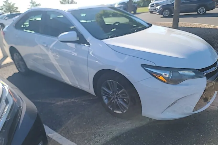 2017 Toyota Camry SE photo 1
