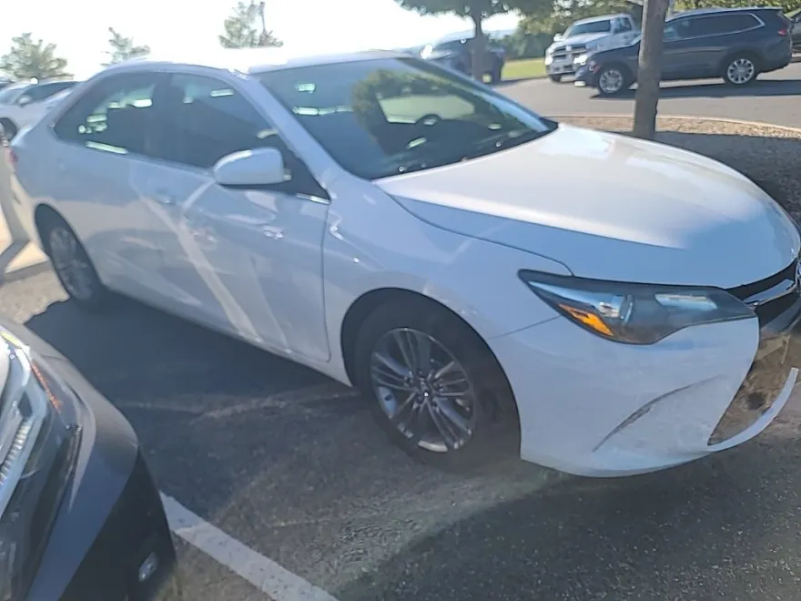 2017 Toyota Camry SE photo 1